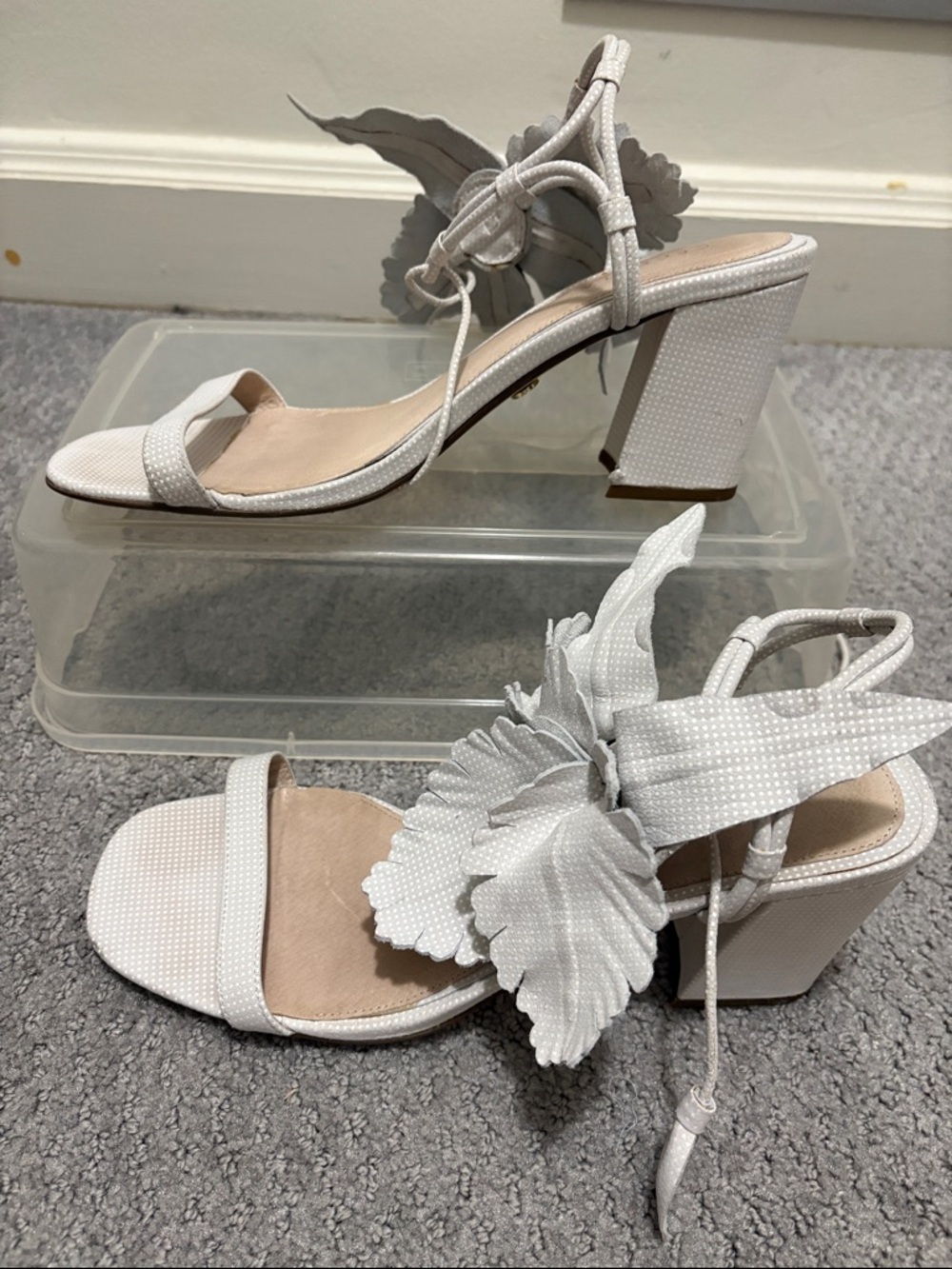 Cecilia New York White Hibiscus Floral Block Heel Sandals 10 - Picture 4 of 15